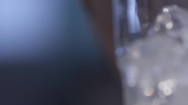 le processus de fabrication d'un cocktail