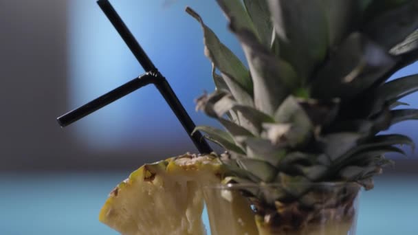 Cóctel tropical de piña — Vídeo de stock