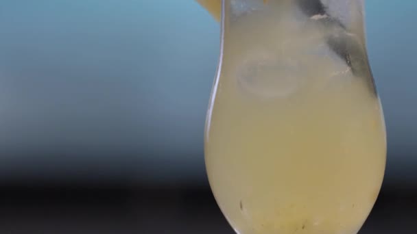 Тропічний ананас коктейль — стокове відео
