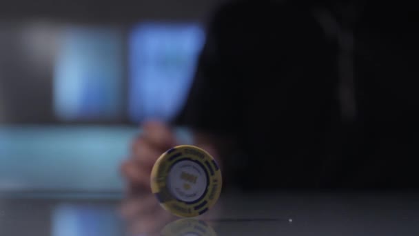 Покерні чіпси на столі — стокове відео