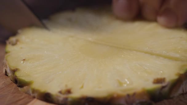 Ananas plakjes gesneden — Stockvideo