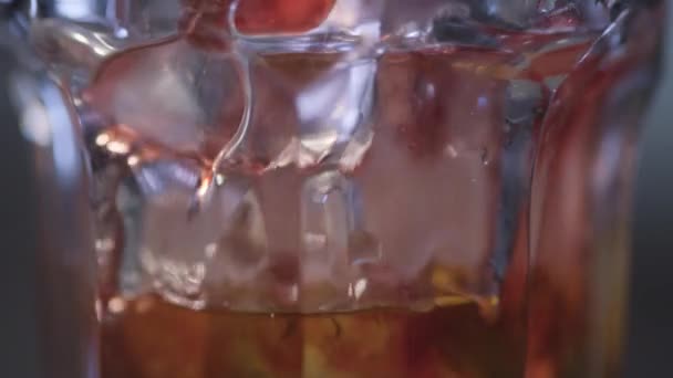 Манхэттенский красный коктейль — стоковое видео