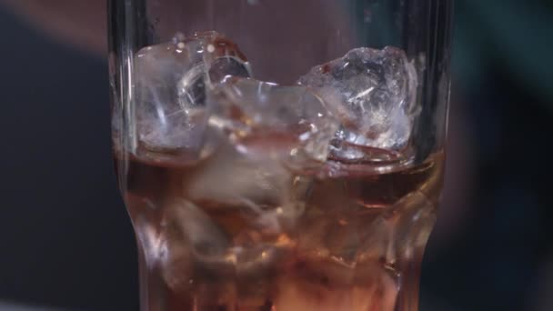 Manhattan red cocktail — Stockvideo