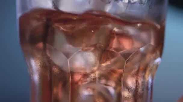 Манхэттенский красный коктейль — стоковое видео