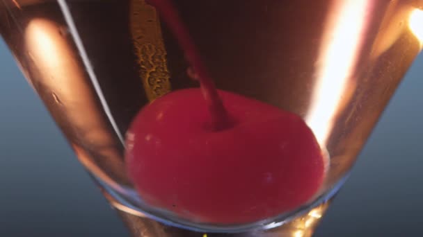 Manhattan rood cocktail — Stockvideo