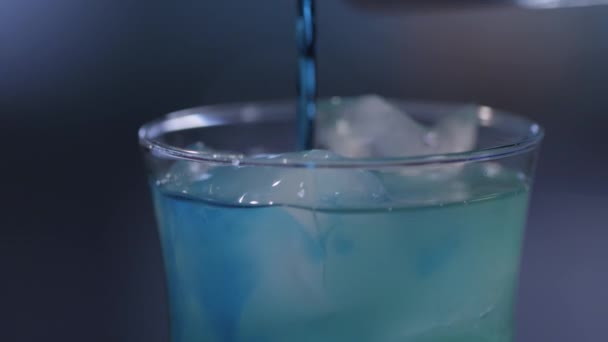 Blue Hawaii maken Cocktail — Stockvideo