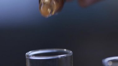 Tabasco bir kokteylin ekleme 