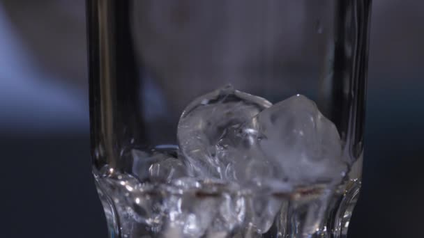 Eau coulant sur la glace dans le verre 