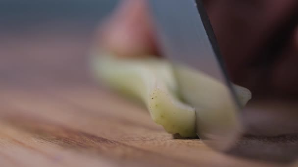 Couper le céleri sur la table 