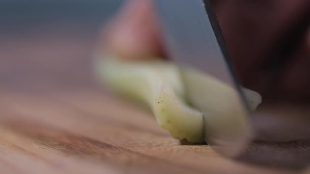 Cortar apio en la mesa — Vídeo de stock