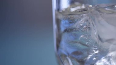 Buz ve su bir bardak