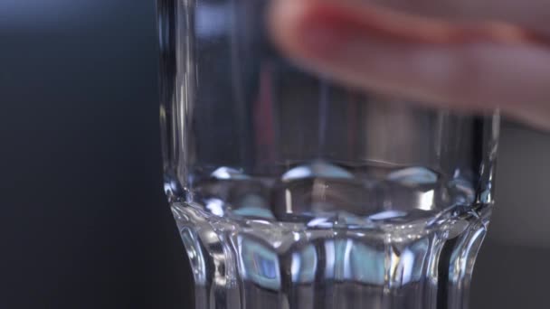 Añadir hielo en un vaso — Vídeo de stock