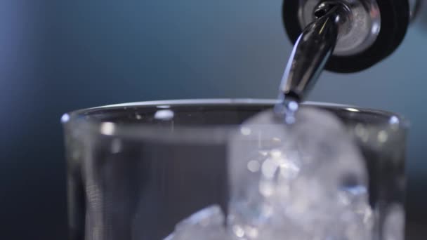 Verser dans un verre d'une bouteille 