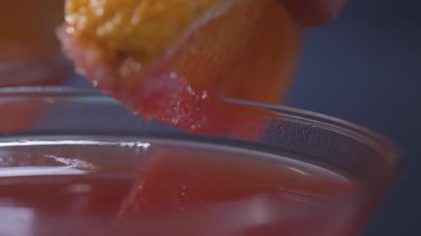 Kosmopolitischer süßer Cocktail — Stockvideo