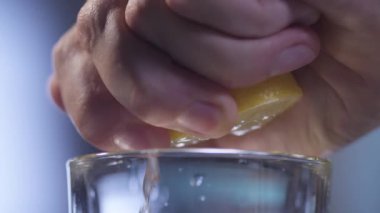 Bir bardak limon ekleme