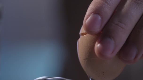 Προσθέτοντας τα αυγά στο γυαλί — Αρχείο Βίντεο