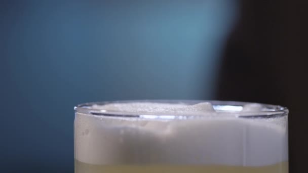 Il processo di preparazione di un cocktail — Video Stock