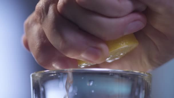 Adding lemon in a glass — Stock Video