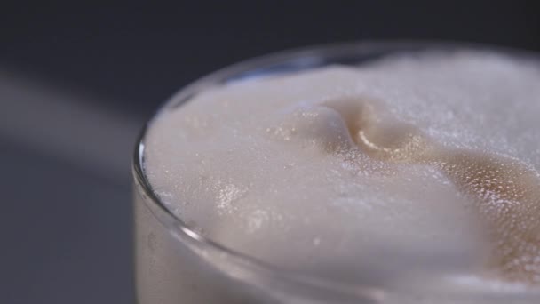 The foam in a glass — Stock Video