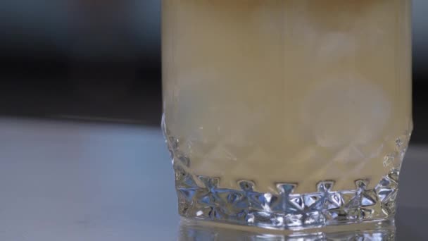 Whiskey Sour Cocktail — Stockvideo