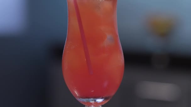 Cocktail lungo rosso — Video Stock