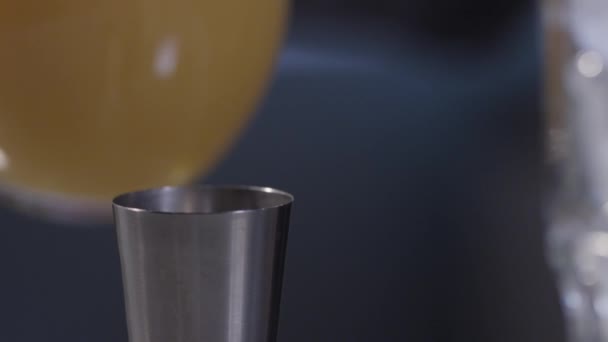 le processus de fabrication d'un cocktail