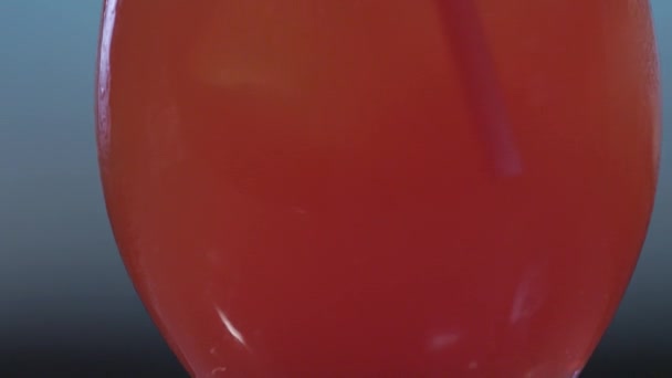 Червоний довгий коктейль — стокове відео