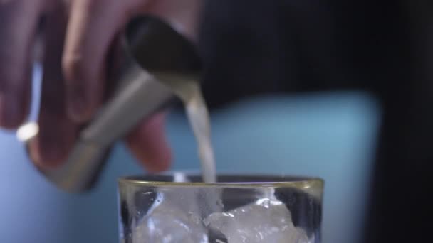 Процесс приготовления коктейля — стоковое видео
