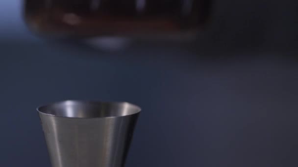 le processus de fabrication d'un cocktail