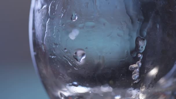 Añadir hielo en el vaso — Vídeo de stock