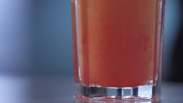 le processus de fabrication d'un cocktail