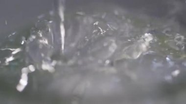 Buz cam üzerine dökülen su