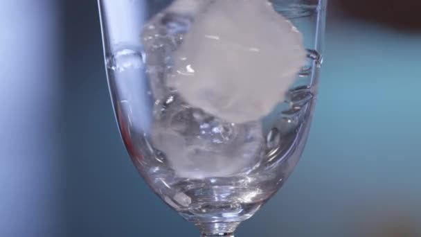 Додавання льоду в коктейль — стокове відео