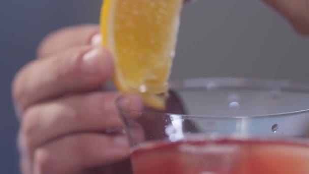 Att lägga till orange till en cocktail — Stockvideo