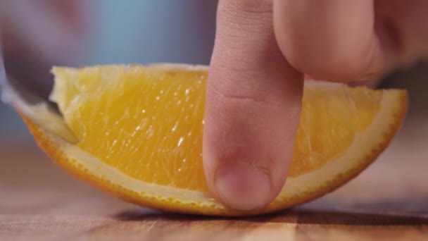 Skär apelsinskivor — Stockvideo