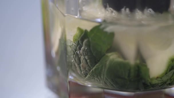 Mojito-Cocktail im Glas — Stockvideo