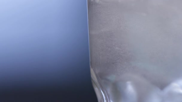 Liquido con bolle in un bicchiere — Video Stock