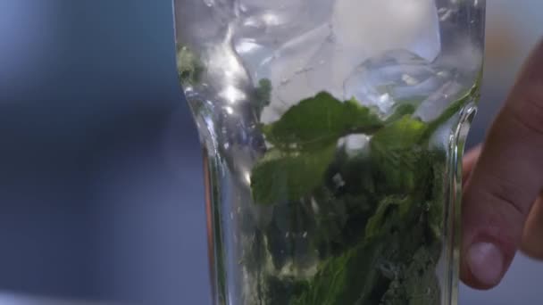 Cóctel Mojito en una copa — Vídeo de stock
