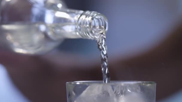 Eau coulant sur la glace dans le verre 