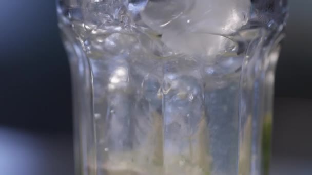 Cocktail mojito dans un verre  