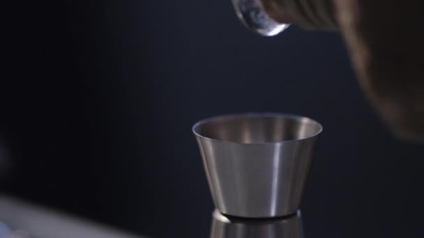 Verser une mesure d'une bouteille 