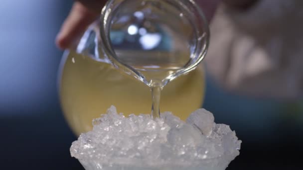 Het storten van SAP op ijs in een Martini glas — Stockvideo