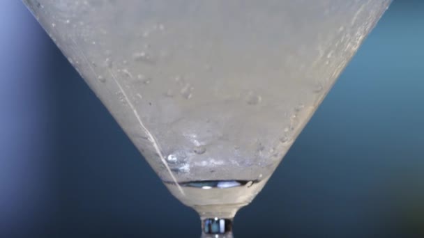 Лед в бокале мартини — стоковое видео