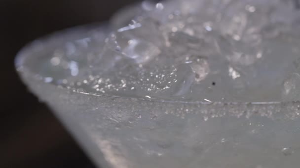 Hielo en un vaso de martini — Vídeos de Stock