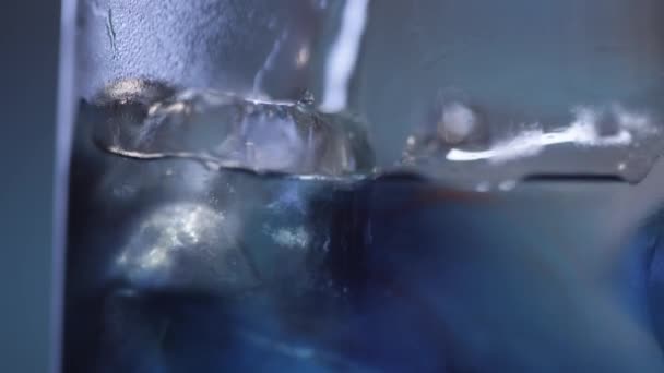 Gros plan de liquide bleu qui coule sur la glace — Video