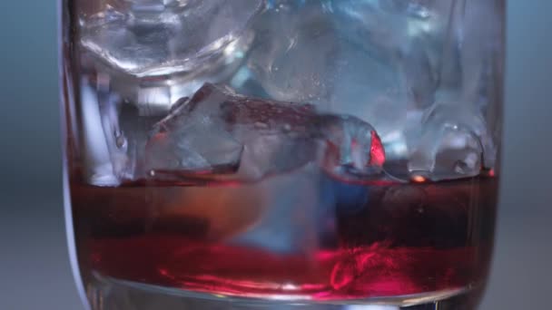 Einen Cocktail über Eis bauen — Stockvideo