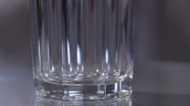 Bir bardağa nane ekleme