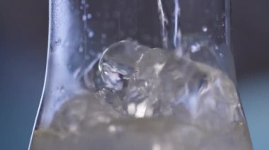 Bir bardak buz üzerinde akan sıvı 