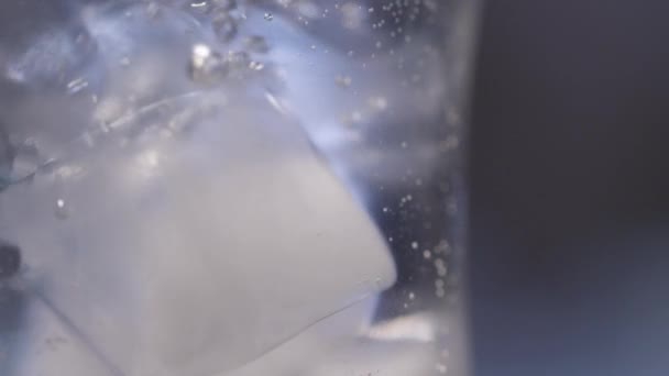 Primo piano del liquido versato sul ghiaccio — Video Stock