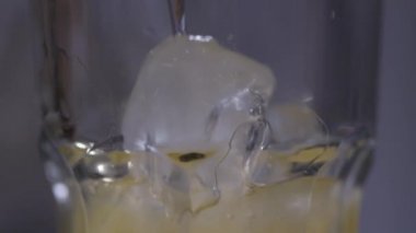 Bir bardak buz üzerinde akan sıvı 